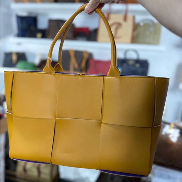 BOTTEGA VENETA TOTE (I THINK IT'S NEW BUT IS  LIKE NEW ) - Picture 1 of 2